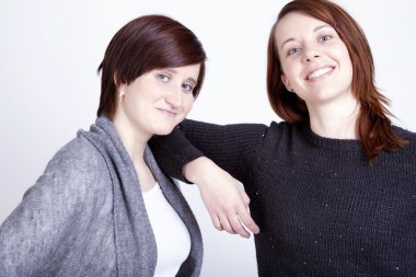 Eğlenceli ve sarılmak sahip iki kız arkadaş 