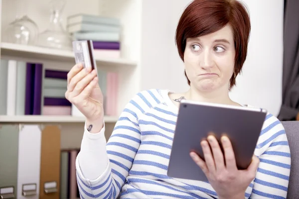 Giovane ragazza con computer tablet — Foto Stock