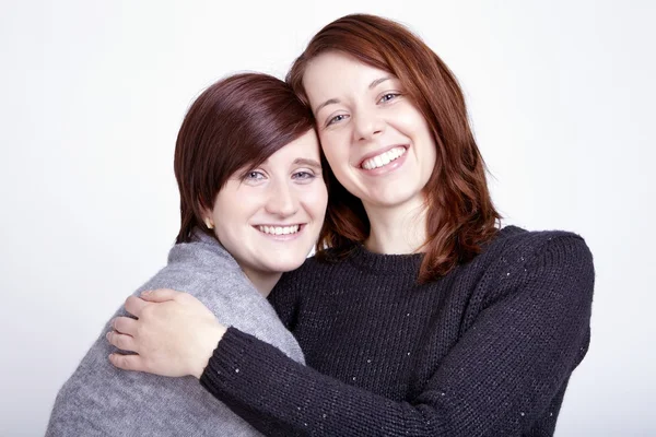 Duas meninas amigas se divertindo e abraço — Fotografia de Stock