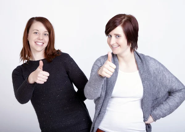Twee meisjes vrienden gebaren duim omhoog — Stockfoto