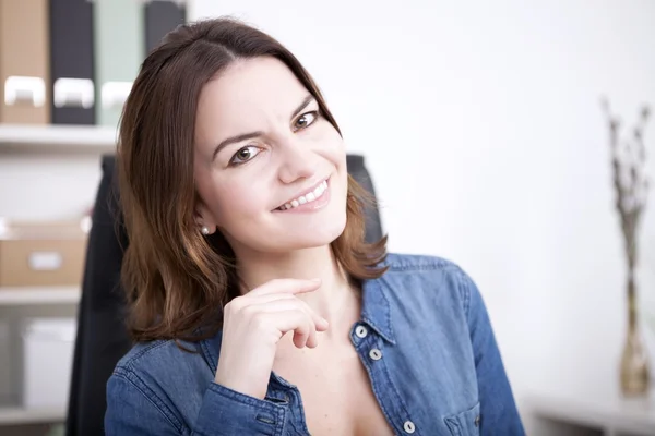 Lächelnde Büroangestellte blickt in die Kamera — Stockfoto