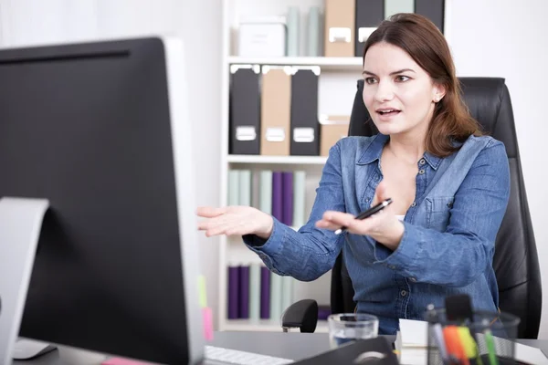 Überraschte Büroangestellte an ihrem Tisch mit erhobenen Handflächen — Stockfoto