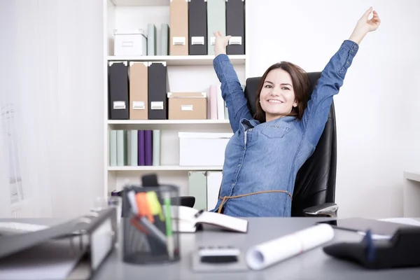 Office kvinna sitter på stol Stretching hennes armar — Stockfoto