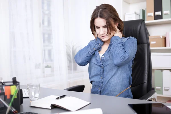 Müde Bürofrau massiert den Nacken — Stockfoto