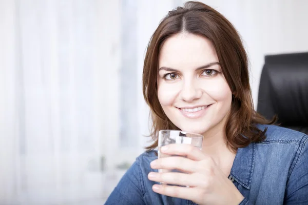 Chiudi Happy Woman con un bicchiere d'acqua in mano — Foto Stock