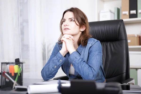 Geschäftsfrau bemüht sich um Lösung eines Problems — Stockfoto