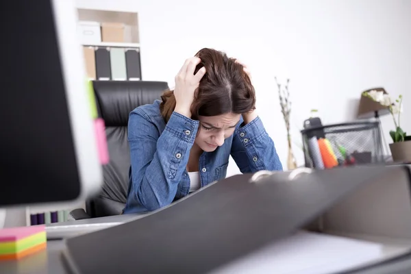 Hardwerkende toegewijde zakenvrouw — Stockfoto