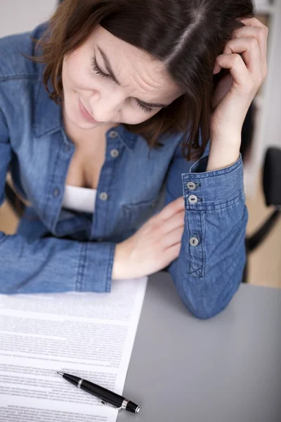 Donna d'affari confusa con un problema — Foto Stock