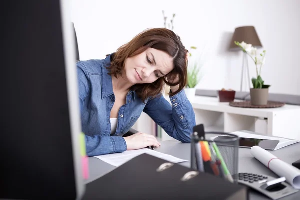 Aantrekkelijke vrouw hard werken bij het Bureau — Stockfoto