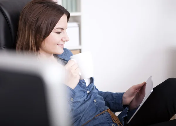 Kancelář žena na židli s kávou a Tablet — Stock fotografie