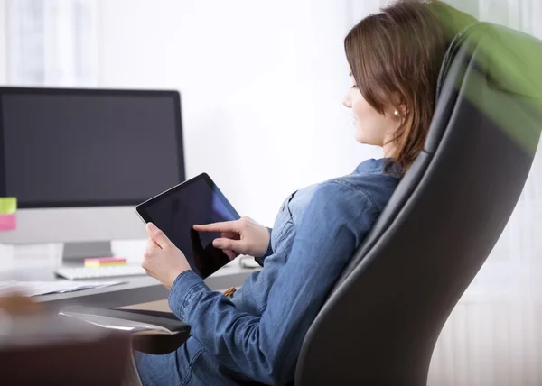 Office Woman at her Table Browsing at her Tablet — Stock Photo, Image