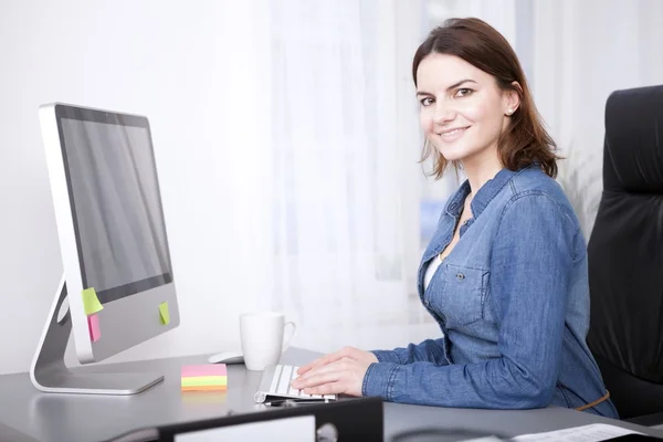 Attractive manageress working at her desktop — Stock Photo, Image