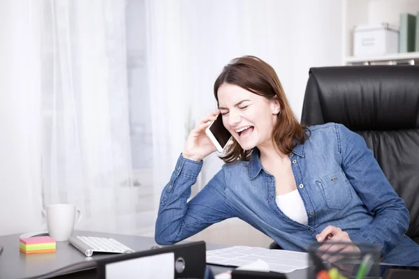 Office vrouw lachen tijdens het gesprek op de telefoon — Stockfoto