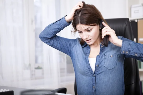 Frustrierte besorgte Geschäftsfrau — Stockfoto