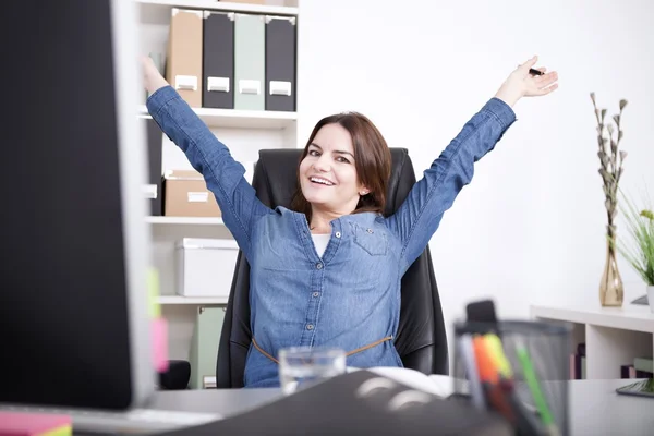 Zufriedene weibliche Führungskraft breitet die Arme aus — Stockfoto