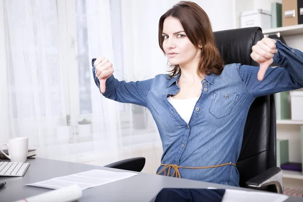 Businesswoman giving an emphatic thumbs down — Stock Photo, Image