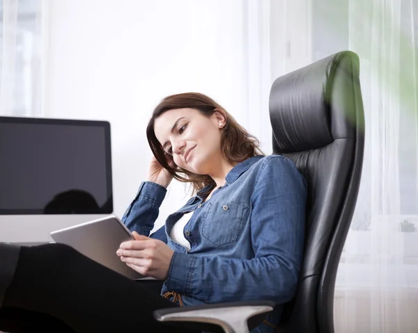 Office vrouw kijken naar iets op haar Tablet — Stockfoto