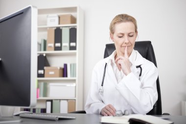 Düşünceli doktor dilinde işaret parmağı ile