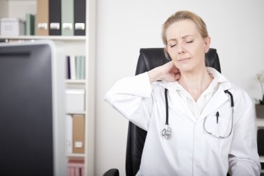Yorgun doktor onu ense gözleri kapalı ile Holding