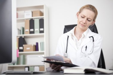 Kadın doktor raporları kırpma boyutunda bir tahta üzerinde tarama