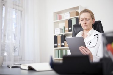 Onun Tablet de ciddi tıbbi doktor okuma