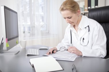 Kadın doktor yazma ve okuma onun ofisinde