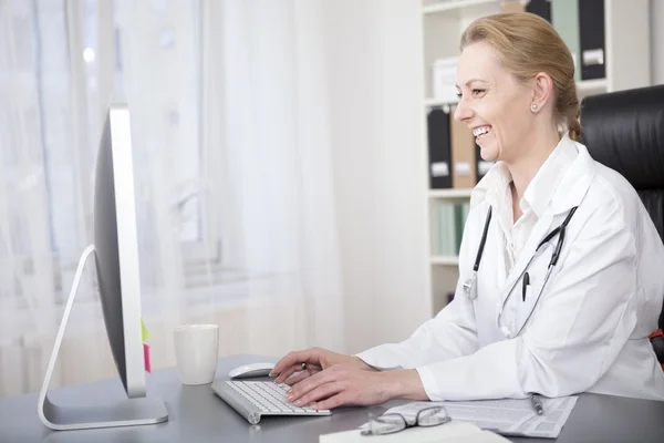 Happy Adult Woman Physician Chatting to Patients — Stock Photo, Image