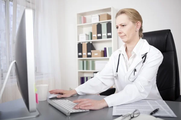 Médico feminino acessando informações através de Online — Fotografia de Stock