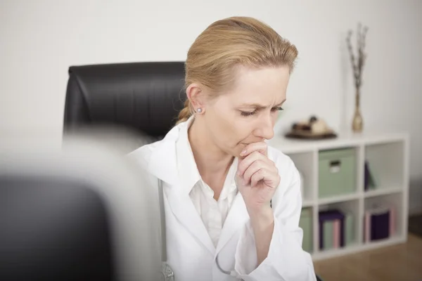 Pensive Blond Female Clinician Looking Down — Stock Photo, Image