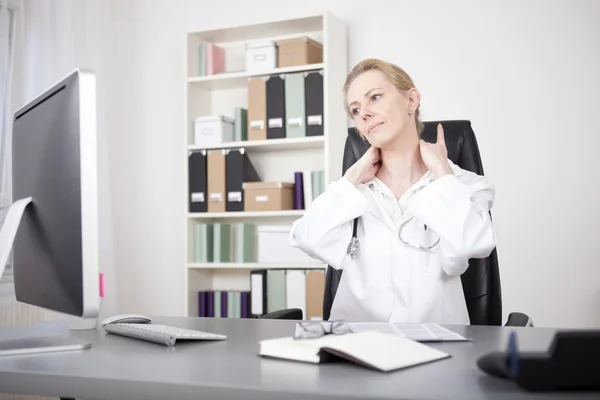 Mujer adulta agotada doctora sosteniendo su simio — Foto de Stock