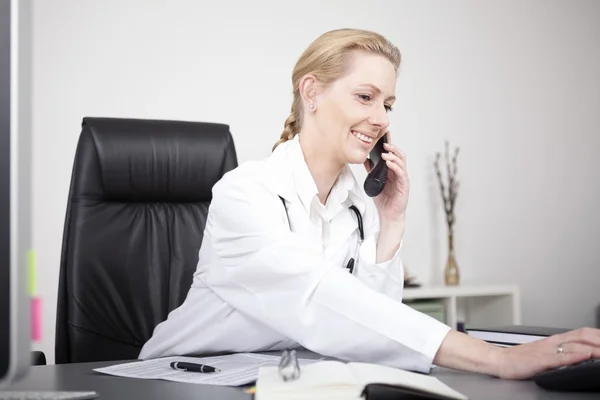 Joyeuse femme médecin appelant par téléphone — Photo