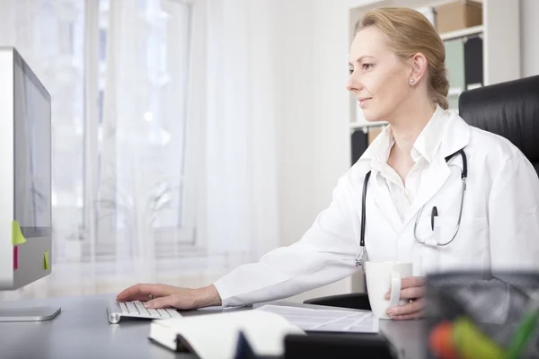 Mulher feliz Médico navegar na Internet no computador — Fotografia de Stock