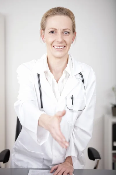Счастливый женский доктор в трясущихся руках — стоковое фото