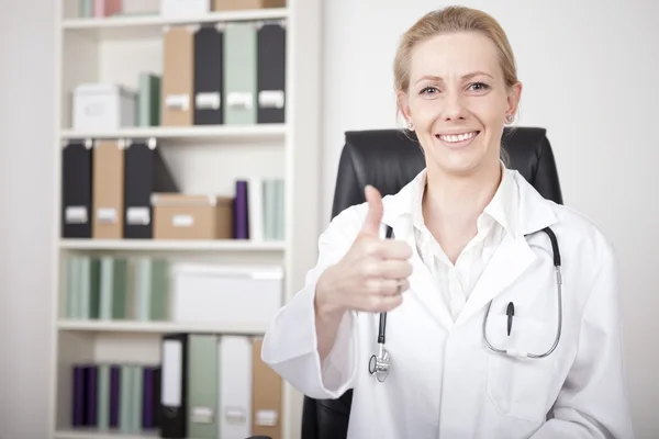 Feliz médico femenino mostrando pulgares hasta signo —  Fotos de Stock