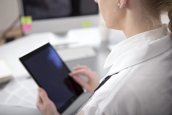 Mujer Doctor sosteniendo la tableta con pantalla en blanco —  Fotos de Stock
