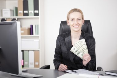 Bize kağıt para gösteren oturma Müdireye