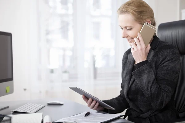 Empresária feliz com Tablet Falando no telefone — Fotografia de Stock