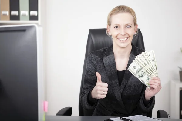 Geschäftsfrau mit Bargeld zeigt Daumen hoch — Stockfoto