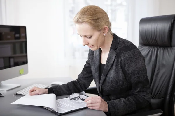 Papiers de numérisation Manageress avec verre grossissant — Photo