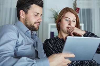 mutlu genç çift tablet pc kullanma