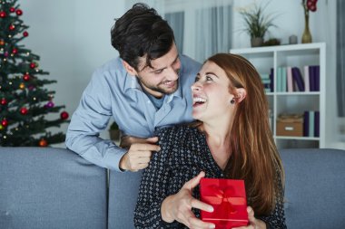 genç bir çift için Noel hediye ile mutlu