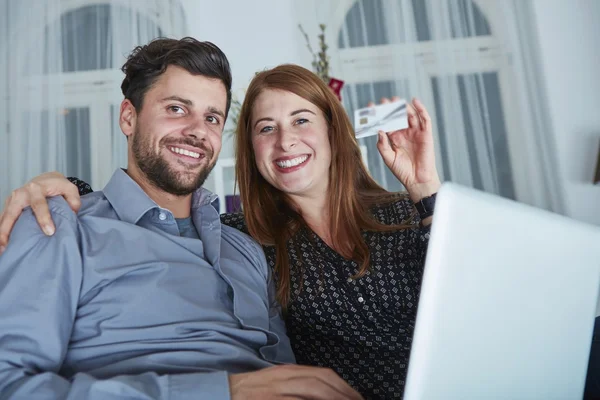 Šťastný pár online nakupování představují dárky — Stock fotografie