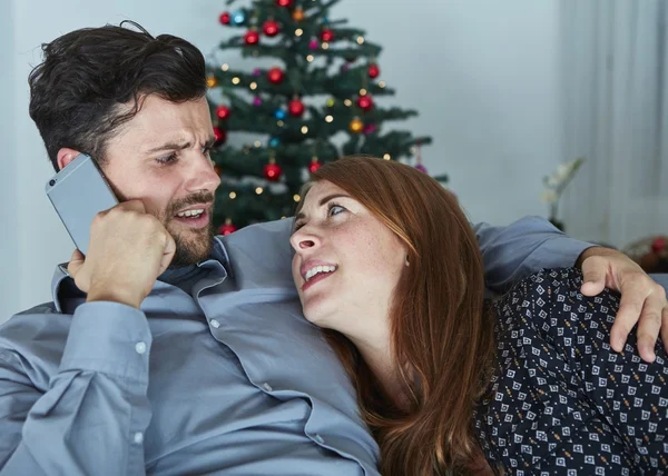 Feliz pareja charlando en el teléfono inteligente — Foto de Stock