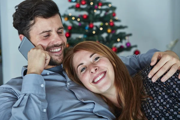 Happy couple chatting on smartphone — Stock Photo, Image