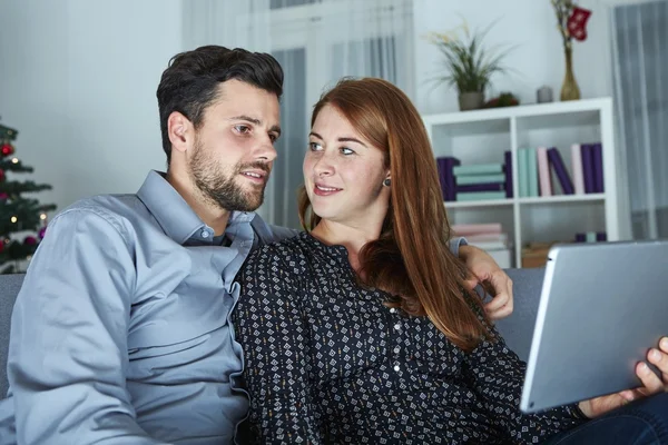 Uso en pareja o ver algo en la tableta PC — Foto de Stock