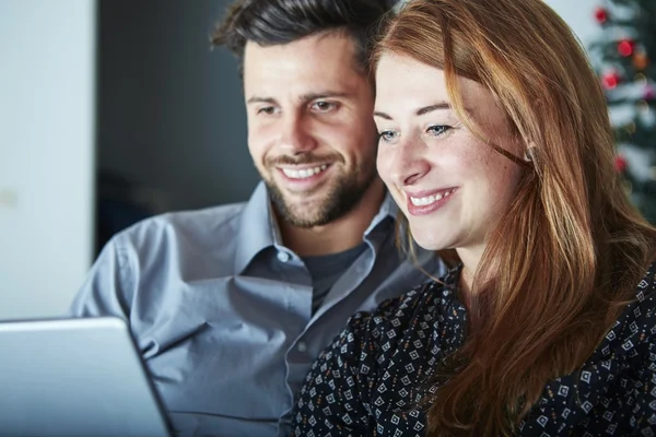 Paar nutzt oder schaut etwas auf dem Tablet-PC — Stockfoto