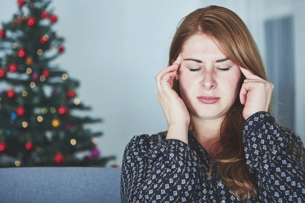 Junges unglückliches Mädchen hat Kopfschmerzen — Stockfoto