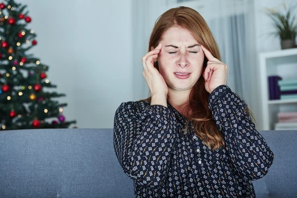 Joven infeliz chica tiene dolor de cabeza — Foto de Stock