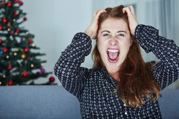 Ung flicka är frustrerade över jul — Stockfoto