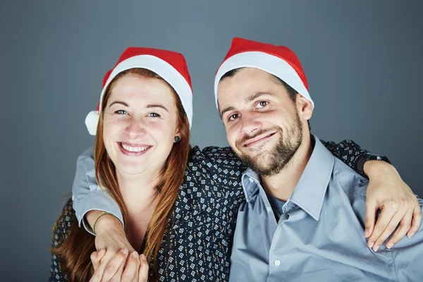 Šťastný pár obejmout a rád Vánoce — Stock fotografie